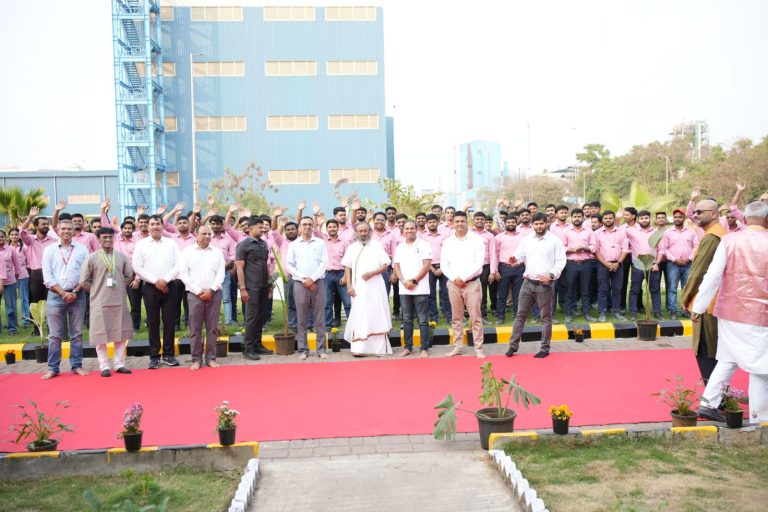 गुरुदेव श्री श्री रविशंकरजींची बिरला ओपस पेंट्स महाड युनिटला भेट…